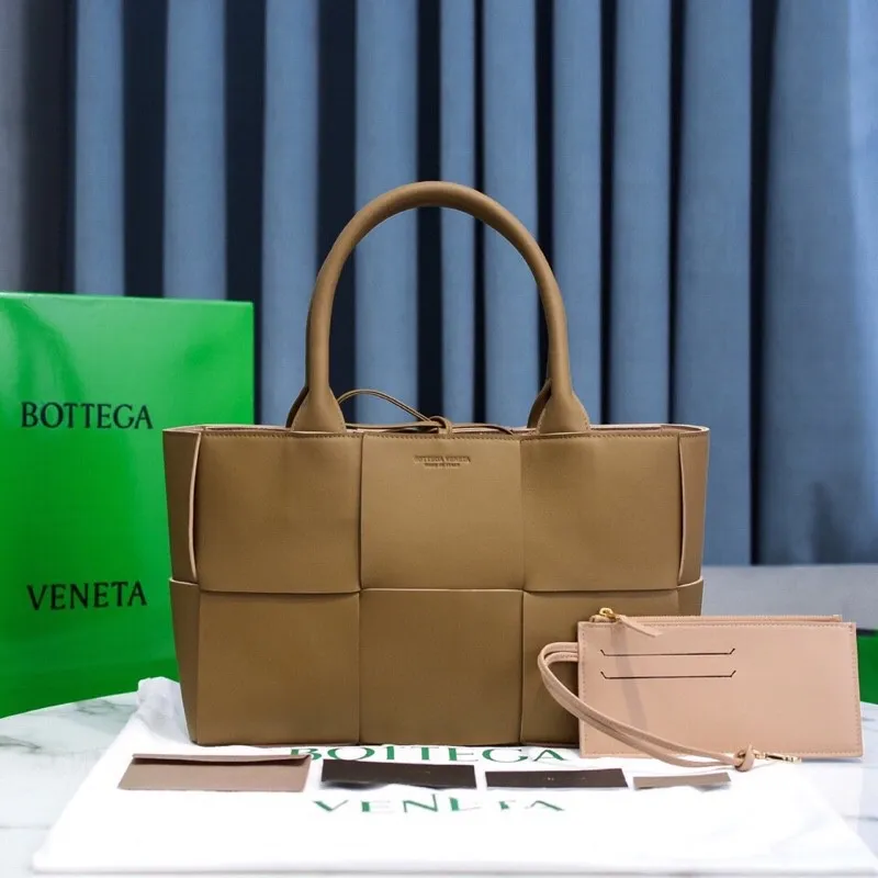 Batch 1860 BottegaVeneta# 🧷Early autumn calfskin SLIP tote handbag, the oversized woven design really makes it a huge gap from ordinary tote bags🔗🔗Different color combinations for the inner and outer layers ⛓Daniel Lee leads the brand gene to continue to evolve with fresh inspiration🧬🧬 Showing the balance between luxury and reality👉Sheepskin Size 36*24*12【9892#】